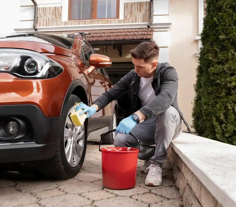 Lavage auto à domicile Saint-Aubin-d'Aubigné : professionnel intervenant sur un véhicule